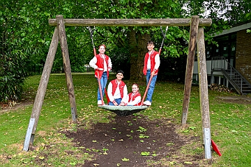 RW Rheinhausen Fruehlf 2025-05-29 11  Rauf auf die Schaukel - Eine Tradition am Vatertag ist das Frühlingsfest der KG Rot-Weiß Rheinhausen auf der Festwiese neben der Erlöserkirche in Rheinhausen. Zur Tradition gehört mittlerweile auch das „Schaukelfoto“. : DVPJ, Holger II, Kinderprinz Phil II., Prinzessin, Mia I., Prinzessin Mia I., HDK, Duisburg, Karneval, Helau, Tollität, Event, Session 2024, Session 2025, Hauptausschuss, Gemeinschaft, Hauptausschuss Karneval Duisburg, Duisburg ist echt