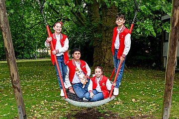 RW Rheinhausen Fruehlf 2025-05-29 16  Rauf auf die Schaukel - Eine Tradition am Vatertag ist das Frühlingsfest der KG Rot-Weiß Rheinhausen auf der Festwiese neben der Erlöserkirche in Rheinhausen. Zur Tradition gehört mittlerweile auch das „Schaukelfoto“. : DVPJ, Holger II, Kinderprinz Phil II., Prinzessin, Mia I., Prinzessin Mia I., HDK, Duisburg, Karneval, Helau, Tollität, Event, Session 2024, Session 2025, Hauptausschuss, Gemeinschaft, Hauptausschuss Karneval Duisburg, Duisburg ist echt