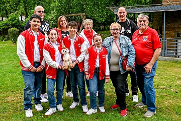 RW Rheinhausen Fruehlf 2025-05-29 18  Rauf auf die Schaukel - Eine Tradition am Vatertag ist das Frühlingsfest der KG Rot-Weiß Rheinhausen auf der Festwiese neben der Erlöserkirche in Rheinhausen. Zur Tradition gehört mittlerweile auch das „Schaukelfoto“. : DVPJ, Holger II, Kinderprinz Phil II., Prinzessin, Mia I., Prinzessin Mia I., HDK, Duisburg, Karneval, Helau, Tollität, Event, Session 2024, Session 2025, Hauptausschuss, Gemeinschaft, Hauptausschuss Karneval Duisburg, Duisburg ist echt