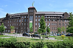 01 KinderfJohanKlinik 2025-06-14 01  Kinderfest & Sommerfest - Unser erstes Ziel war in Hamborn das Helios St. Johannes Klinikum. Ein großes Kinderfest veranstaltete der Förderverein KiK – Kind im Krankenhaus -  anlässlich seines 30jährigen Bestehens im Klinikgarten. Der zweite Termin war dann in Bissingheim auf der Sportanlage des ETUS Bissingheim. Wie schon im letzten Jahr fand dort das Sommerfest der KG Schottenzunft Duisburg statt. Zum letzten Termin, Sommerfest der Grafschafter Funken in Moers, wurde es ein wenig feucht von Oben. Aber kein Problem, wir standen unter „Schirmherrschaft“ von Katrin und Jörg. : DVPJ, Holger II, Kinderprinz Phil II., Prinzessin, Mia I., Prinzessin Mia I., HDK, Duisburg, Karneval, Helau, Tollität, Event, Session 2024, Session 2025, Hauptausschuss, Gemeinschaft, Hauptausschuss Karneval Duisburg, Duisburg ist echt