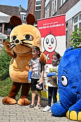 01 KinderfJohanKlinik 2025-06-14 02  Kinderfest & Sommerfest - Unser erstes Ziel war in Hamborn das Helios St. Johannes Klinikum. Ein großes Kinderfest veranstaltete der Förderverein KiK – Kind im Krankenhaus -  anlässlich seines 30jährigen Bestehens im Klinikgarten. Der zweite Termin war dann in Bissingheim auf der Sportanlage des ETUS Bissingheim. Wie schon im letzten Jahr fand dort das Sommerfest der KG Schottenzunft Duisburg statt. Zum letzten Termin, Sommerfest der Grafschafter Funken in Moers, wurde es ein wenig feucht von Oben. Aber kein Problem, wir standen unter „Schirmherrschaft“ von Katrin und Jörg. : DVPJ, Holger II, Kinderprinz Phil II., Prinzessin, Mia I., Prinzessin Mia I., HDK, Duisburg, Karneval, Helau, Tollität, Event, Session 2024, Session 2025, Hauptausschuss, Gemeinschaft, Hauptausschuss Karneval Duisburg, Duisburg ist echt
