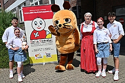 01 KinderfJohanKlinik 2025-06-14 03  Kinderfest & Sommerfest - Unser erstes Ziel war in Hamborn das Helios St. Johannes Klinikum. Ein großes Kinderfest veranstaltete der Förderverein KiK – Kind im Krankenhaus -  anlässlich seines 30jährigen Bestehens im Klinikgarten. Der zweite Termin war dann in Bissingheim auf der Sportanlage des ETUS Bissingheim. Wie schon im letzten Jahr fand dort das Sommerfest der KG Schottenzunft Duisburg statt. Zum letzten Termin, Sommerfest der Grafschafter Funken in Moers, wurde es ein wenig feucht von Oben. Aber kein Problem, wir standen unter „Schirmherrschaft“ von Katrin und Jörg. : DVPJ, Holger II, Kinderprinz Phil II., Prinzessin, Mia I., Prinzessin Mia I., HDK, Duisburg, Karneval, Helau, Tollität, Event, Session 2024, Session 2025, Hauptausschuss, Gemeinschaft, Hauptausschuss Karneval Duisburg, Duisburg ist echt