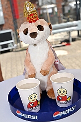 01 KinderfJohanKlinik 2025-06-14 06  Kinderfest & Sommerfest - Unser erstes Ziel war in Hamborn das Helios St. Johannes Klinikum. Ein großes Kinderfest veranstaltete der Förderverein KiK – Kind im Krankenhaus -  anlässlich seines 30jährigen Bestehens im Klinikgarten. Der zweite Termin war dann in Bissingheim auf der Sportanlage des ETUS Bissingheim. Wie schon im letzten Jahr fand dort das Sommerfest der KG Schottenzunft Duisburg statt. Zum letzten Termin, Sommerfest der Grafschafter Funken in Moers, wurde es ein wenig feucht von Oben. Aber kein Problem, wir standen unter „Schirmherrschaft“ von Katrin und Jörg. : DVPJ, Holger II, Kinderprinz Phil II., Prinzessin, Mia I., Prinzessin Mia I., HDK, Duisburg, Karneval, Helau, Tollität, Event, Session 2024, Session 2025, Hauptausschuss, Gemeinschaft, Hauptausschuss Karneval Duisburg, Duisburg ist echt