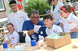 01 KinderfJohanKlinik 2025-06-14 12  Kinderfest & Sommerfest - Unser erstes Ziel war in Hamborn das Helios St. Johannes Klinikum. Ein großes Kinderfest veranstaltete der Förderverein KiK – Kind im Krankenhaus -  anlässlich seines 30jährigen Bestehens im Klinikgarten. Der zweite Termin war dann in Bissingheim auf der Sportanlage des ETUS Bissingheim. Wie schon im letzten Jahr fand dort das Sommerfest der KG Schottenzunft Duisburg statt. Zum letzten Termin, Sommerfest der Grafschafter Funken in Moers, wurde es ein wenig feucht von Oben. Aber kein Problem, wir standen unter „Schirmherrschaft“ von Katrin und Jörg. : DVPJ, Holger II, Kinderprinz Phil II., Prinzessin, Mia I., Prinzessin Mia I., HDK, Duisburg, Karneval, Helau, Tollität, Event, Session 2024, Session 2025, Hauptausschuss, Gemeinschaft, Hauptausschuss Karneval Duisburg, Duisburg ist echt