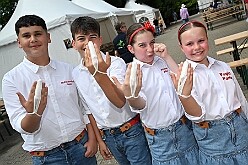 01 KinderfJohanKlinik 2025-06-14 15  Kinderfest & Sommerfest - Unser erstes Ziel war in Hamborn das Helios St. Johannes Klinikum. Ein großes Kinderfest veranstaltete der Förderverein KiK – Kind im Krankenhaus -  anlässlich seines 30jährigen Bestehens im Klinikgarten. Der zweite Termin war dann in Bissingheim auf der Sportanlage des ETUS Bissingheim. Wie schon im letzten Jahr fand dort das Sommerfest der KG Schottenzunft Duisburg statt. Zum letzten Termin, Sommerfest der Grafschafter Funken in Moers, wurde es ein wenig feucht von Oben. Aber kein Problem, wir standen unter „Schirmherrschaft“ von Katrin und Jörg. : DVPJ, Holger II, Kinderprinz Phil II., Prinzessin, Mia I., Prinzessin Mia I., HDK, Duisburg, Karneval, Helau, Tollität, Event, Session 2024, Session 2025, Hauptausschuss, Gemeinschaft, Hauptausschuss Karneval Duisburg, Duisburg ist echt