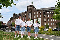 01 KinderfJohanKlinik 2025-06-14 16  Kinderfest & Sommerfest - Unser erstes Ziel war in Hamborn das Helios St. Johannes Klinikum. Ein großes Kinderfest veranstaltete der Förderverein KiK – Kind im Krankenhaus -  anlässlich seines 30jährigen Bestehens im Klinikgarten. Der zweite Termin war dann in Bissingheim auf der Sportanlage des ETUS Bissingheim. Wie schon im letzten Jahr fand dort das Sommerfest der KG Schottenzunft Duisburg statt. Zum letzten Termin, Sommerfest der Grafschafter Funken in Moers, wurde es ein wenig feucht von Oben. Aber kein Problem, wir standen unter „Schirmherrschaft“ von Katrin und Jörg. : DVPJ, Holger II, Kinderprinz Phil II., Prinzessin, Mia I., Prinzessin Mia I., HDK, Duisburg, Karneval, Helau, Tollität, Event, Session 2024, Session 2025, Hauptausschuss, Gemeinschaft, Hauptausschuss Karneval Duisburg, Duisburg ist echt