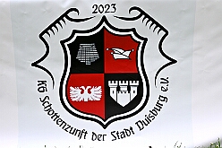 02 SommerfSchottenz 2025-06-14 01  Kinderfest & Sommerfest - Unser erstes Ziel war in Hamborn das Helios St. Johannes Klinikum. Ein großes Kinderfest veranstaltete der Förderverein KiK – Kind im Krankenhaus -  anlässlich seines 30jährigen Bestehens im Klinikgarten. Der zweite Termin war dann in Bissingheim auf der Sportanlage des ETUS Bissingheim. Wie schon im letzten Jahr fand dort das Sommerfest der KG Schottenzunft Duisburg statt. Zum letzten Termin, Sommerfest der Grafschafter Funken in Moers, wurde es ein wenig feucht von Oben. Aber kein Problem, wir standen unter „Schirmherrschaft“ von Katrin und Jörg. : DVPJ, Holger II, Kinderprinz Phil II., Prinzessin, Mia I., Prinzessin Mia I., HDK, Duisburg, Karneval, Helau, Tollität, Event, Session 2024, Session 2025, Hauptausschuss, Gemeinschaft, Hauptausschuss Karneval Duisburg, Duisburg ist echt