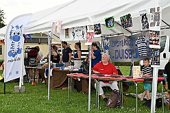02 SommerfSchottenz 2025-06-14 03  Kinderfest & Sommerfest - Unser erstes Ziel war in Hamborn das Helios St. Johannes Klinikum. Ein großes Kinderfest veranstaltete der Förderverein KiK – Kind im Krankenhaus -  anlässlich seines 30jährigen Bestehens im Klinikgarten. Der zweite Termin war dann in Bissingheim auf der Sportanlage des ETUS Bissingheim. Wie schon im letzten Jahr fand dort das Sommerfest der KG Schottenzunft Duisburg statt. Zum letzten Termin, Sommerfest der Grafschafter Funken in Moers, wurde es ein wenig feucht von Oben. Aber kein Problem, wir standen unter „Schirmherrschaft“ von Katrin und Jörg. : DVPJ, Holger II, Kinderprinz Phil II., Prinzessin, Mia I., Prinzessin Mia I., HDK, Duisburg, Karneval, Helau, Tollität, Event, Session 2024, Session 2025, Hauptausschuss, Gemeinschaft, Hauptausschuss Karneval Duisburg, Duisburg ist echt