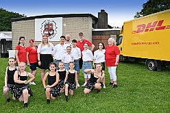 02 SommerfSchottenz 2025-06-14 05  Kinderfest & Sommerfest - Unser erstes Ziel war in Hamborn das Helios St. Johannes Klinikum. Ein großes Kinderfest veranstaltete der Förderverein KiK – Kind im Krankenhaus -  anlässlich seines 30jährigen Bestehens im Klinikgarten. Der zweite Termin war dann in Bissingheim auf der Sportanlage des ETUS Bissingheim. Wie schon im letzten Jahr fand dort das Sommerfest der KG Schottenzunft Duisburg statt. Zum letzten Termin, Sommerfest der Grafschafter Funken in Moers, wurde es ein wenig feucht von Oben. Aber kein Problem, wir standen unter „Schirmherrschaft“ von Katrin und Jörg. : DVPJ, Holger II, Kinderprinz Phil II., Prinzessin, Mia I., Prinzessin Mia I., HDK, Duisburg, Karneval, Helau, Tollität, Event, Session 2024, Session 2025, Hauptausschuss, Gemeinschaft, Hauptausschuss Karneval Duisburg, Duisburg ist echt