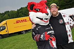 02 SommerfSchottenz 2025-06-14 09  Kinderfest & Sommerfest - Unser erstes Ziel war in Hamborn das Helios St. Johannes Klinikum. Ein großes Kinderfest veranstaltete der Förderverein KiK – Kind im Krankenhaus -  anlässlich seines 30jährigen Bestehens im Klinikgarten. Der zweite Termin war dann in Bissingheim auf der Sportanlage des ETUS Bissingheim. Wie schon im letzten Jahr fand dort das Sommerfest der KG Schottenzunft Duisburg statt. Zum letzten Termin, Sommerfest der Grafschafter Funken in Moers, wurde es ein wenig feucht von Oben. Aber kein Problem, wir standen unter „Schirmherrschaft“ von Katrin und Jörg. : DVPJ, Holger II, Kinderprinz Phil II., Prinzessin, Mia I., Prinzessin Mia I., HDK, Duisburg, Karneval, Helau, Tollität, Event, Session 2024, Session 2025, Hauptausschuss, Gemeinschaft, Hauptausschuss Karneval Duisburg, Duisburg ist echt