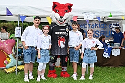02 SommerfSchottenz 2025-06-14 10  Kinderfest & Sommerfest - Unser erstes Ziel war in Hamborn das Helios St. Johannes Klinikum. Ein großes Kinderfest veranstaltete der Förderverein KiK – Kind im Krankenhaus -  anlässlich seines 30jährigen Bestehens im Klinikgarten. Der zweite Termin war dann in Bissingheim auf der Sportanlage des ETUS Bissingheim. Wie schon im letzten Jahr fand dort das Sommerfest der KG Schottenzunft Duisburg statt. Zum letzten Termin, Sommerfest der Grafschafter Funken in Moers, wurde es ein wenig feucht von Oben. Aber kein Problem, wir standen unter „Schirmherrschaft“ von Katrin und Jörg. : DVPJ, Holger II, Kinderprinz Phil II., Prinzessin, Mia I., Prinzessin Mia I., HDK, Duisburg, Karneval, Helau, Tollität, Event, Session 2024, Session 2025, Hauptausschuss, Gemeinschaft, Hauptausschuss Karneval Duisburg, Duisburg ist echt