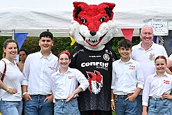 02 SommerfSchottenz 2025-06-14 11  Kinderfest & Sommerfest - Unser erstes Ziel war in Hamborn das Helios St. Johannes Klinikum. Ein großes Kinderfest veranstaltete der Förderverein KiK – Kind im Krankenhaus -  anlässlich seines 30jährigen Bestehens im Klinikgarten. Der zweite Termin war dann in Bissingheim auf der Sportanlage des ETUS Bissingheim. Wie schon im letzten Jahr fand dort das Sommerfest der KG Schottenzunft Duisburg statt. Zum letzten Termin, Sommerfest der Grafschafter Funken in Moers, wurde es ein wenig feucht von Oben. Aber kein Problem, wir standen unter „Schirmherrschaft“ von Katrin und Jörg. : DVPJ, Holger II, Kinderprinz Phil II., Prinzessin, Mia I., Prinzessin Mia I., HDK, Duisburg, Karneval, Helau, Tollität, Event, Session 2024, Session 2025, Hauptausschuss, Gemeinschaft, Hauptausschuss Karneval Duisburg, Duisburg ist echt