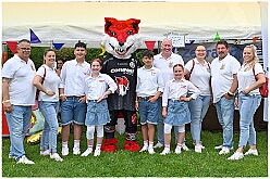 02 SommerfSchottenz 2025-06-14 12  Kinderfest & Sommerfest - Unser erstes Ziel war in Hamborn das Helios St. Johannes Klinikum. Ein großes Kinderfest veranstaltete der Förderverein KiK – Kind im Krankenhaus -  anlässlich seines 30jährigen Bestehens im Klinikgarten. Der zweite Termin war dann in Bissingheim auf der Sportanlage des ETUS Bissingheim. Wie schon im letzten Jahr fand dort das Sommerfest der KG Schottenzunft Duisburg statt. Zum letzten Termin, Sommerfest der Grafschafter Funken in Moers, wurde es ein wenig feucht von Oben. Aber kein Problem, wir standen unter „Schirmherrschaft“ von Katrin und Jörg. : DVPJ, Holger II, Kinderprinz Phil II., Prinzessin, Mia I., Prinzessin Mia I., HDK, Duisburg, Karneval, Helau, Tollität, Event, Session 2024, Session 2025, Hauptausschuss, Gemeinschaft, Hauptausschuss Karneval Duisburg, Duisburg ist echt