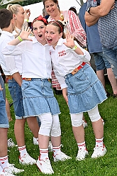 02 SommerfSchottenz 2025-06-14 13  Kinderfest & Sommerfest - Unser erstes Ziel war in Hamborn das Helios St. Johannes Klinikum. Ein großes Kinderfest veranstaltete der Förderverein KiK – Kind im Krankenhaus -  anlässlich seines 30jährigen Bestehens im Klinikgarten. Der zweite Termin war dann in Bissingheim auf der Sportanlage des ETUS Bissingheim. Wie schon im letzten Jahr fand dort das Sommerfest der KG Schottenzunft Duisburg statt. Zum letzten Termin, Sommerfest der Grafschafter Funken in Moers, wurde es ein wenig feucht von Oben. Aber kein Problem, wir standen unter „Schirmherrschaft“ von Katrin und Jörg. : DVPJ, Holger II, Kinderprinz Phil II., Prinzessin, Mia I., Prinzessin Mia I., HDK, Duisburg, Karneval, Helau, Tollität, Event, Session 2024, Session 2025, Hauptausschuss, Gemeinschaft, Hauptausschuss Karneval Duisburg, Duisburg ist echt