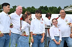02 SommerfSchottenz 2025-06-14 16  Kinderfest & Sommerfest - Unser erstes Ziel war in Hamborn das Helios St. Johannes Klinikum. Ein großes Kinderfest veranstaltete der Förderverein KiK – Kind im Krankenhaus -  anlässlich seines 30jährigen Bestehens im Klinikgarten. Der zweite Termin war dann in Bissingheim auf der Sportanlage des ETUS Bissingheim. Wie schon im letzten Jahr fand dort das Sommerfest der KG Schottenzunft Duisburg statt. Zum letzten Termin, Sommerfest der Grafschafter Funken in Moers, wurde es ein wenig feucht von Oben. Aber kein Problem, wir standen unter „Schirmherrschaft“ von Katrin und Jörg. : DVPJ, Holger II, Kinderprinz Phil II., Prinzessin, Mia I., Prinzessin Mia I., HDK, Duisburg, Karneval, Helau, Tollität, Event, Session 2024, Session 2025, Hauptausschuss, Gemeinschaft, Hauptausschuss Karneval Duisburg, Duisburg ist echt