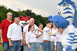 02 SommerfSchottenz 2025-06-14 17  Kinderfest & Sommerfest - Unser erstes Ziel war in Hamborn das Helios St. Johannes Klinikum. Ein großes Kinderfest veranstaltete der Förderverein KiK – Kind im Krankenhaus -  anlässlich seines 30jährigen Bestehens im Klinikgarten. Der zweite Termin war dann in Bissingheim auf der Sportanlage des ETUS Bissingheim. Wie schon im letzten Jahr fand dort das Sommerfest der KG Schottenzunft Duisburg statt. Zum letzten Termin, Sommerfest der Grafschafter Funken in Moers, wurde es ein wenig feucht von Oben. Aber kein Problem, wir standen unter „Schirmherrschaft“ von Katrin und Jörg. : DVPJ, Holger II, Kinderprinz Phil II., Prinzessin, Mia I., Prinzessin Mia I., HDK, Duisburg, Karneval, Helau, Tollität, Event, Session 2024, Session 2025, Hauptausschuss, Gemeinschaft, Hauptausschuss Karneval Duisburg, Duisburg ist echt