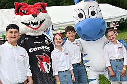 02 SommerfSchottenz 2025-06-14 18  Kinderfest & Sommerfest - Unser erstes Ziel war in Hamborn das Helios St. Johannes Klinikum. Ein großes Kinderfest veranstaltete der Förderverein KiK – Kind im Krankenhaus -  anlässlich seines 30jährigen Bestehens im Klinikgarten. Der zweite Termin war dann in Bissingheim auf der Sportanlage des ETUS Bissingheim. Wie schon im letzten Jahr fand dort das Sommerfest der KG Schottenzunft Duisburg statt. Zum letzten Termin, Sommerfest der Grafschafter Funken in Moers, wurde es ein wenig feucht von Oben. Aber kein Problem, wir standen unter „Schirmherrschaft“ von Katrin und Jörg. : DVPJ, Holger II, Kinderprinz Phil II., Prinzessin, Mia I., Prinzessin Mia I., HDK, Duisburg, Karneval, Helau, Tollität, Event, Session 2024, Session 2025, Hauptausschuss, Gemeinschaft, Hauptausschuss Karneval Duisburg, Duisburg ist echt