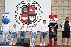 02 SommerfSchottenz 2025-06-14 19  Kinderfest & Sommerfest - Unser erstes Ziel war in Hamborn das Helios St. Johannes Klinikum. Ein großes Kinderfest veranstaltete der Förderverein KiK – Kind im Krankenhaus -  anlässlich seines 30jährigen Bestehens im Klinikgarten. Der zweite Termin war dann in Bissingheim auf der Sportanlage des ETUS Bissingheim. Wie schon im letzten Jahr fand dort das Sommerfest der KG Schottenzunft Duisburg statt. Zum letzten Termin, Sommerfest der Grafschafter Funken in Moers, wurde es ein wenig feucht von Oben. Aber kein Problem, wir standen unter „Schirmherrschaft“ von Katrin und Jörg. : DVPJ, Holger II, Kinderprinz Phil II., Prinzessin, Mia I., Prinzessin Mia I., HDK, Duisburg, Karneval, Helau, Tollität, Event, Session 2024, Session 2025, Hauptausschuss, Gemeinschaft, Hauptausschuss Karneval Duisburg, Duisburg ist echt