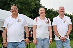 02 SommerfSchottenz 2025-06-14 21  Kinderfest & Sommerfest - Unser erstes Ziel war in Hamborn das Helios St. Johannes Klinikum. Ein großes Kinderfest veranstaltete der Förderverein KiK – Kind im Krankenhaus -  anlässlich seines 30jährigen Bestehens im Klinikgarten. Der zweite Termin war dann in Bissingheim auf der Sportanlage des ETUS Bissingheim. Wie schon im letzten Jahr fand dort das Sommerfest der KG Schottenzunft Duisburg statt. Zum letzten Termin, Sommerfest der Grafschafter Funken in Moers, wurde es ein wenig feucht von Oben. Aber kein Problem, wir standen unter „Schirmherrschaft“ von Katrin und Jörg. : DVPJ, Holger II, Kinderprinz Phil II., Prinzessin, Mia I., Prinzessin Mia I., HDK, Duisburg, Karneval, Helau, Tollität, Event, Session 2024, Session 2025, Hauptausschuss, Gemeinschaft, Hauptausschuss Karneval Duisburg, Duisburg ist echt