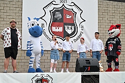 02 SommerfSchottenz 2025-06-14 22  Kinderfest & Sommerfest - Unser erstes Ziel war in Hamborn das Helios St. Johannes Klinikum. Ein großes Kinderfest veranstaltete der Förderverein KiK – Kind im Krankenhaus -  anlässlich seines 30jährigen Bestehens im Klinikgarten. Der zweite Termin war dann in Bissingheim auf der Sportanlage des ETUS Bissingheim. Wie schon im letzten Jahr fand dort das Sommerfest der KG Schottenzunft Duisburg statt. Zum letzten Termin, Sommerfest der Grafschafter Funken in Moers, wurde es ein wenig feucht von Oben. Aber kein Problem, wir standen unter „Schirmherrschaft“ von Katrin und Jörg. : DVPJ, Holger II, Kinderprinz Phil II., Prinzessin, Mia I., Prinzessin Mia I., HDK, Duisburg, Karneval, Helau, Tollität, Event, Session 2024, Session 2025, Hauptausschuss, Gemeinschaft, Hauptausschuss Karneval Duisburg, Duisburg ist echt