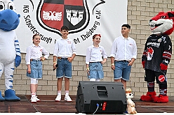 02 SommerfSchottenz 2025-06-14 23  Kinderfest & Sommerfest - Unser erstes Ziel war in Hamborn das Helios St. Johannes Klinikum. Ein großes Kinderfest veranstaltete der Förderverein KiK – Kind im Krankenhaus -  anlässlich seines 30jährigen Bestehens im Klinikgarten. Der zweite Termin war dann in Bissingheim auf der Sportanlage des ETUS Bissingheim. Wie schon im letzten Jahr fand dort das Sommerfest der KG Schottenzunft Duisburg statt. Zum letzten Termin, Sommerfest der Grafschafter Funken in Moers, wurde es ein wenig feucht von Oben. Aber kein Problem, wir standen unter „Schirmherrschaft“ von Katrin und Jörg. : DVPJ, Holger II, Kinderprinz Phil II., Prinzessin, Mia I., Prinzessin Mia I., HDK, Duisburg, Karneval, Helau, Tollität, Event, Session 2024, Session 2025, Hauptausschuss, Gemeinschaft, Hauptausschuss Karneval Duisburg, Duisburg ist echt