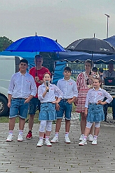 03 SommerfGrafschFunken 2025-06-14 01  Kinderfest & Sommerfest - Unser erstes Ziel war in Hamborn das Helios St. Johannes Klinikum. Ein großes Kinderfest veranstaltete der Förderverein KiK – Kind im Krankenhaus -  anlässlich seines 30jährigen Bestehens im Klinikgarten. Der zweite Termin war dann in Bissingheim auf der Sportanlage des ETUS Bissingheim. Wie schon im letzten Jahr fand dort das Sommerfest der KG Schottenzunft Duisburg statt. Zum letzten Termin, Sommerfest der Grafschafter Funken in Moers, wurde es ein wenig feucht von Oben. Aber kein Problem, wir standen unter „Schirmherrschaft“ von Katrin und Jörg. : DVPJ, Holger II, Kinderprinz Phil II., Prinzessin, Mia I., Prinzessin Mia I., HDK, Duisburg, Karneval, Helau, Tollität, Event, Session 2024, Session 2025, Hauptausschuss, Gemeinschaft, Hauptausschuss Karneval Duisburg, Duisburg ist echt