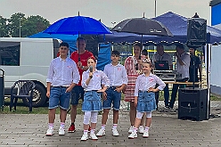 03 SommerfGrafschFunken 2025-06-14 02  Kinderfest & Sommerfest - Unser erstes Ziel war in Hamborn das Helios St. Johannes Klinikum. Ein großes Kinderfest veranstaltete der Förderverein KiK – Kind im Krankenhaus -  anlässlich seines 30jährigen Bestehens im Klinikgarten. Der zweite Termin war dann in Bissingheim auf der Sportanlage des ETUS Bissingheim. Wie schon im letzten Jahr fand dort das Sommerfest der KG Schottenzunft Duisburg statt. Zum letzten Termin, Sommerfest der Grafschafter Funken in Moers, wurde es ein wenig feucht von Oben. Aber kein Problem, wir standen unter „Schirmherrschaft“ von Katrin und Jörg. : DVPJ, Holger II, Kinderprinz Phil II., Prinzessin, Mia I., Prinzessin Mia I., HDK, Duisburg, Karneval, Helau, Tollität, Event, Session 2024, Session 2025, Hauptausschuss, Gemeinschaft, Hauptausschuss Karneval Duisburg, Duisburg ist echt