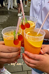 03 SommerfGrafschFunken 2025-06-14 03  Kinderfest & Sommerfest - Unser erstes Ziel war in Hamborn das Helios St. Johannes Klinikum. Ein großes Kinderfest veranstaltete der Förderverein KiK – Kind im Krankenhaus -  anlässlich seines 30jährigen Bestehens im Klinikgarten. Der zweite Termin war dann in Bissingheim auf der Sportanlage des ETUS Bissingheim. Wie schon im letzten Jahr fand dort das Sommerfest der KG Schottenzunft Duisburg statt. Zum letzten Termin, Sommerfest der Grafschafter Funken in Moers, wurde es ein wenig feucht von Oben. Aber kein Problem, wir standen unter „Schirmherrschaft“ von Katrin und Jörg. : DVPJ, Holger II, Kinderprinz Phil II., Prinzessin, Mia I., Prinzessin Mia I., HDK, Duisburg, Karneval, Helau, Tollität, Event, Session 2024, Session 2025, Hauptausschuss, Gemeinschaft, Hauptausschuss Karneval Duisburg, Duisburg ist echt