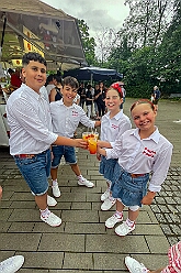 03 SommerfGrafschFunken 2025-06-14 04  Kinderfest & Sommerfest - Unser erstes Ziel war in Hamborn das Helios St. Johannes Klinikum. Ein großes Kinderfest veranstaltete der Förderverein KiK – Kind im Krankenhaus -  anlässlich seines 30jährigen Bestehens im Klinikgarten. Der zweite Termin war dann in Bissingheim auf der Sportanlage des ETUS Bissingheim. Wie schon im letzten Jahr fand dort das Sommerfest der KG Schottenzunft Duisburg statt. Zum letzten Termin, Sommerfest der Grafschafter Funken in Moers, wurde es ein wenig feucht von Oben. Aber kein Problem, wir standen unter „Schirmherrschaft“ von Katrin und Jörg. : DVPJ, Holger II, Kinderprinz Phil II., Prinzessin, Mia I., Prinzessin Mia I., HDK, Duisburg, Karneval, Helau, Tollität, Event, Session 2024, Session 2025, Hauptausschuss, Gemeinschaft, Hauptausschuss Karneval Duisburg, Duisburg ist echt