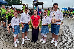 03 SommerfGrafschFunken 2025-06-14 05  Kinderfest & Sommerfest - Unser erstes Ziel war in Hamborn das Helios St. Johannes Klinikum. Ein großes Kinderfest veranstaltete der Förderverein KiK – Kind im Krankenhaus -  anlässlich seines 30jährigen Bestehens im Klinikgarten. Der zweite Termin war dann in Bissingheim auf der Sportanlage des ETUS Bissingheim. Wie schon im letzten Jahr fand dort das Sommerfest der KG Schottenzunft Duisburg statt. Zum letzten Termin, Sommerfest der Grafschafter Funken in Moers, wurde es ein wenig feucht von Oben. Aber kein Problem, wir standen unter „Schirmherrschaft“ von Katrin und Jörg. : DVPJ, Holger II, Kinderprinz Phil II., Prinzessin, Mia I., Prinzessin Mia I., HDK, Duisburg, Karneval, Helau, Tollität, Event, Session 2024, Session 2025, Hauptausschuss, Gemeinschaft, Hauptausschuss Karneval Duisburg, Duisburg ist echt