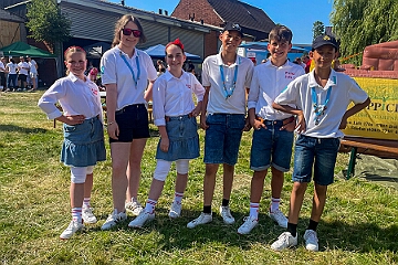 Sommerf Narrenzunft 2025-06-21 03  Da drüben in Homberg - Bei herrlichem Sommerwetter fanden wir auf der Wiese beim Bauernhof von J. Haze das traditionelle Sommerfest der KG Narrenzunft eine tolle Location vor. Es fehlte an nichts, vor Allem gab es reichlich gut gekühlte Getränke. Wieder dabei das „Rodeo-Reiten“.