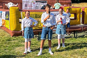 Sommerf Narrenzunft 2025-06-21 04  Da drüben in Homberg - Bei herrlichem Sommerwetter fanden wir auf der Wiese beim Bauernhof von J. Haze das traditionelle Sommerfest der KG Narrenzunft eine tolle Location vor. Es fehlte an nichts, vor Allem gab es reichlich gut gekühlte Getränke. Wieder dabei das „Rodeo-Reiten“.