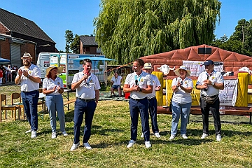 Sommerf Narrenzunft 2025-06-21 05  Da drüben in Homberg - Bei herrlichem Sommerwetter fanden wir auf der Wiese beim Bauernhof von J. Haze das traditionelle Sommerfest der KG Narrenzunft eine tolle Location vor. Es fehlte an nichts, vor Allem gab es reichlich gut gekühlte Getränke. Wieder dabei das „Rodeo-Reiten“.