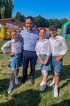 Sommerf Narrenzunft 2025-06-21 07  Da drüben in Homberg - Bei herrlichem Sommerwetter fanden wir auf der Wiese beim Bauernhof von J. Haze das traditionelle Sommerfest der KG Narrenzunft eine tolle Location vor. Es fehlte an nichts, vor Allem gab es reichlich gut gekühlte Getränke. Wieder dabei das „Rodeo-Reiten“.