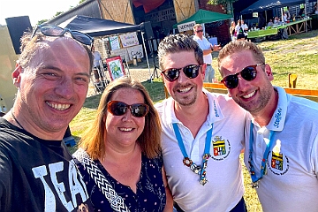 Sommerf Narrenzunft 2025-06-21 08  Da drüben in Homberg - Bei herrlichem Sommerwetter fanden wir auf der Wiese beim Bauernhof von J. Haze das traditionelle Sommerfest der KG Narrenzunft eine tolle Location vor. Es fehlte an nichts, vor Allem gab es reichlich gut gekühlte Getränke. Wieder dabei das „Rodeo-Reiten“.