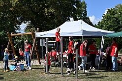 01 Sommerf KG SonnSued 2025-08-30 04  Tour-Tag 30. August - Gleich vier Sommerfeste standen auf dem Programm. Begonnen haben wir im Süden Duisburgs, natürlich bei der KG Sonniger-Süden. Dort starteten wir auch endlich mit dem Verkauf unserer Pins. Das nächste Ziel lag in Meiderich, das „Garde-Grillen“ der Duisburger Prinzengarde. Ein kurzer Besuch beim Kinderfest der KG Rote Funken lag auf dem Weg in den Westen Duisburgs zur 1. KG Baerl. : DVPJ, Holger II, Kinderprinz Phil II., Prinzessin, Mia I., Prinzessin Mia I., HDK, Duisburg, Karneval, Helau, Tollität, Event, Session 2024, Session 2025, Hauptausschuss, Gemeinschaft, Hauptausschuss Karneval Duisburg, Duisburg ist echt