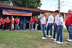 01 Sommerf KG SonnSued 2025-08-30 09  Tour-Tag 30. August - Gleich vier Sommerfeste standen auf dem Programm. Begonnen haben wir im Süden Duisburgs, natürlich bei der KG Sonniger-Süden. Dort starteten wir auch endlich mit dem Verkauf unserer Pins. Das nächste Ziel lag in Meiderich, das „Garde-Grillen“ der Duisburger Prinzengarde. Ein kurzer Besuch beim Kinderfest der KG Rote Funken lag auf dem Weg in den Westen Duisburgs zur 1. KG Baerl. : DVPJ, Holger II, Kinderprinz Phil II., Prinzessin, Mia I., Prinzessin Mia I., HDK, Duisburg, Karneval, Helau, Tollität, Event, Session 2024, Session 2025, Hauptausschuss, Gemeinschaft, Hauptausschuss Karneval Duisburg, Duisburg ist echt