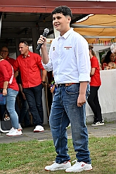 01 Sommerf KG SonnSued 2025-08-30 10  Tour-Tag 30. August - Gleich vier Sommerfeste standen auf dem Programm. Begonnen haben wir im Süden Duisburgs, natürlich bei der KG Sonniger-Süden. Dort starteten wir auch endlich mit dem Verkauf unserer Pins. Das nächste Ziel lag in Meiderich, das „Garde-Grillen“ der Duisburger Prinzengarde. Ein kurzer Besuch beim Kinderfest der KG Rote Funken lag auf dem Weg in den Westen Duisburgs zur 1. KG Baerl. : DVPJ, Holger II, Kinderprinz Phil II., Prinzessin, Mia I., Prinzessin Mia I., HDK, Duisburg, Karneval, Helau, Tollität, Event, Session 2024, Session 2025, Hauptausschuss, Gemeinschaft, Hauptausschuss Karneval Duisburg, Duisburg ist echt