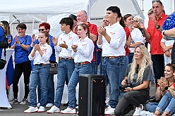 02 GardeGrillen Prinzegrd 2025-08-30 03  Tour-Tag 30. August - Gleich vier Sommerfeste standen auf dem Programm. Begonnen haben wir im Süden Duisburgs, natürlich bei der KG Sonniger-Süden. Dort starteten wir auch endlich mit dem Verkauf unserer Pins. Das nächste Ziel lag in Meiderich, das „Garde-Grillen“ der Duisburger Prinzengarde. Ein kurzer Besuch beim Kinderfest der KG Rote Funken lag auf dem Weg in den Westen Duisburgs zur 1. KG Baerl. : DVPJ, Holger II, Kinderprinz Phil II., Prinzessin, Mia I., Prinzessin Mia I., HDK, Duisburg, Karneval, Helau, Tollität, Event, Session 2024, Session 2025, Hauptausschuss, Gemeinschaft, Hauptausschuss Karneval Duisburg, Duisburg ist echt
