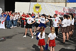 02 GardeGrillen Prinzegrd 2025-08-30 04  Tour-Tag 30. August - Gleich vier Sommerfeste standen auf dem Programm. Begonnen haben wir im Süden Duisburgs, natürlich bei der KG Sonniger-Süden. Dort starteten wir auch endlich mit dem Verkauf unserer Pins. Das nächste Ziel lag in Meiderich, das „Garde-Grillen“ der Duisburger Prinzengarde. Ein kurzer Besuch beim Kinderfest der KG Rote Funken lag auf dem Weg in den Westen Duisburgs zur 1. KG Baerl. : DVPJ, Holger II, Kinderprinz Phil II., Prinzessin, Mia I., Prinzessin Mia I., HDK, Duisburg, Karneval, Helau, Tollität, Event, Session 2024, Session 2025, Hauptausschuss, Gemeinschaft, Hauptausschuss Karneval Duisburg, Duisburg ist echt