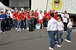 02 GardeGrillen Prinzegrd 2025-08-30 05  Tour-Tag 30. August - Gleich vier Sommerfeste standen auf dem Programm. Begonnen haben wir im Süden Duisburgs, natürlich bei der KG Sonniger-Süden. Dort starteten wir auch endlich mit dem Verkauf unserer Pins. Das nächste Ziel lag in Meiderich, das „Garde-Grillen“ der Duisburger Prinzengarde. Ein kurzer Besuch beim Kinderfest der KG Rote Funken lag auf dem Weg in den Westen Duisburgs zur 1. KG Baerl. : DVPJ, Holger II, Kinderprinz Phil II., Prinzessin, Mia I., Prinzessin Mia I., HDK, Duisburg, Karneval, Helau, Tollität, Event, Session 2024, Session 2025, Hauptausschuss, Gemeinschaft, Hauptausschuss Karneval Duisburg, Duisburg ist echt