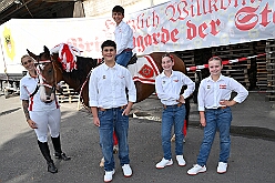 02 GardeGrillen Prinzegrd 2025-08-30 10  Tour-Tag 30. August - Gleich vier Sommerfeste standen auf dem Programm. Begonnen haben wir im Süden Duisburgs, natürlich bei der KG Sonniger-Süden. Dort starteten wir auch endlich mit dem Verkauf unserer Pins. Das nächste Ziel lag in Meiderich, das „Garde-Grillen“ der Duisburger Prinzengarde. Ein kurzer Besuch beim Kinderfest der KG Rote Funken lag auf dem Weg in den Westen Duisburgs zur 1. KG Baerl. : DVPJ, Holger II, Kinderprinz Phil II., Prinzessin, Mia I., Prinzessin Mia I., HDK, Duisburg, Karneval, Helau, Tollität, Event, Session 2024, Session 2025, Hauptausschuss, Gemeinschaft, Hauptausschuss Karneval Duisburg, Duisburg ist echt