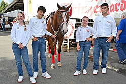 02 GardeGrillen Prinzegrd 2025-08-30 15  Tour-Tag 30. August - Gleich vier Sommerfeste standen auf dem Programm. Begonnen haben wir im Süden Duisburgs, natürlich bei der KG Sonniger-Süden. Dort starteten wir auch endlich mit dem Verkauf unserer Pins. Das nächste Ziel lag in Meiderich, das „Garde-Grillen“ der Duisburger Prinzengarde. Ein kurzer Besuch beim Kinderfest der KG Rote Funken lag auf dem Weg in den Westen Duisburgs zur 1. KG Baerl. : DVPJ, Holger II, Kinderprinz Phil II., Prinzessin, Mia I., Prinzessin Mia I., HDK, Duisburg, Karneval, Helau, Tollität, Event, Session 2024, Session 2025, Hauptausschuss, Gemeinschaft, Hauptausschuss Karneval Duisburg, Duisburg ist echt