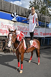 02 GardeGrillen Prinzegrd 2025-08-30 16  Tour-Tag 30. August - Gleich vier Sommerfeste standen auf dem Programm. Begonnen haben wir im Süden Duisburgs, natürlich bei der KG Sonniger-Süden. Dort starteten wir auch endlich mit dem Verkauf unserer Pins. Das nächste Ziel lag in Meiderich, das „Garde-Grillen“ der Duisburger Prinzengarde. Ein kurzer Besuch beim Kinderfest der KG Rote Funken lag auf dem Weg in den Westen Duisburgs zur 1. KG Baerl. : DVPJ, Holger II, Kinderprinz Phil II., Prinzessin, Mia I., Prinzessin Mia I., HDK, Duisburg, Karneval, Helau, Tollität, Event, Session 2024, Session 2025, Hauptausschuss, Gemeinschaft, Hauptausschuss Karneval Duisburg, Duisburg ist echt