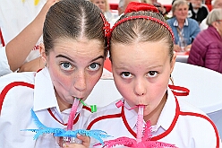 02 GardeGrillen Prinzegrd 2025-08-30 18  Tour-Tag 30. August - Gleich vier Sommerfeste standen auf dem Programm. Begonnen haben wir im Süden Duisburgs, natürlich bei der KG Sonniger-Süden. Dort starteten wir auch endlich mit dem Verkauf unserer Pins. Das nächste Ziel lag in Meiderich, das „Garde-Grillen“ der Duisburger Prinzengarde. Ein kurzer Besuch beim Kinderfest der KG Rote Funken lag auf dem Weg in den Westen Duisburgs zur 1. KG Baerl. : DVPJ, Holger II, Kinderprinz Phil II., Prinzessin, Mia I., Prinzessin Mia I., HDK, Duisburg, Karneval, Helau, Tollität, Event, Session 2024, Session 2025, Hauptausschuss, Gemeinschaft, Hauptausschuss Karneval Duisburg, Duisburg ist echt