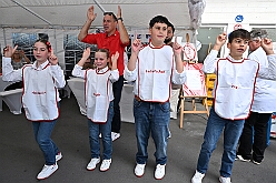 02 GardeGrillen Prinzegrd 2025-08-30 20  Tour-Tag 30. August - Gleich vier Sommerfeste standen auf dem Programm. Begonnen haben wir im Süden Duisburgs, natürlich bei der KG Sonniger-Süden. Dort starteten wir auch endlich mit dem Verkauf unserer Pins. Das nächste Ziel lag in Meiderich, das „Garde-Grillen“ der Duisburger Prinzengarde. Ein kurzer Besuch beim Kinderfest der KG Rote Funken lag auf dem Weg in den Westen Duisburgs zur 1. KG Baerl. : DVPJ, Holger II, Kinderprinz Phil II., Prinzessin, Mia I., Prinzessin Mia I., HDK, Duisburg, Karneval, Helau, Tollität, Event, Session 2024, Session 2025, Hauptausschuss, Gemeinschaft, Hauptausschuss Karneval Duisburg, Duisburg ist echt