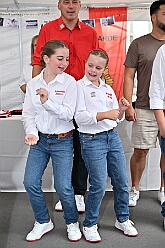 02 GardeGrillen Prinzegrd 2025-08-30 21  Tour-Tag 30. August - Gleich vier Sommerfeste standen auf dem Programm. Begonnen haben wir im Süden Duisburgs, natürlich bei der KG Sonniger-Süden. Dort starteten wir auch endlich mit dem Verkauf unserer Pins. Das nächste Ziel lag in Meiderich, das „Garde-Grillen“ der Duisburger Prinzengarde. Ein kurzer Besuch beim Kinderfest der KG Rote Funken lag auf dem Weg in den Westen Duisburgs zur 1. KG Baerl. : DVPJ, Holger II, Kinderprinz Phil II., Prinzessin, Mia I., Prinzessin Mia I., HDK, Duisburg, Karneval, Helau, Tollität, Event, Session 2024, Session 2025, Hauptausschuss, Gemeinschaft, Hauptausschuss Karneval Duisburg, Duisburg ist echt