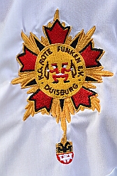 03 Sommerf RoteFunken 2025-08-30 01  Tour-Tag 30. August - Gleich vier Sommerfeste standen auf dem Programm. Begonnen haben wir im Süden Duisburgs, natürlich bei der KG Sonniger-Süden. Dort starteten wir auch endlich mit dem Verkauf unserer Pins. Das nächste Ziel lag in Meiderich, das „Garde-Grillen“ der Duisburger Prinzengarde. Ein kurzer Besuch beim Kinderfest der KG Rote Funken lag auf dem Weg in den Westen Duisburgs zur 1. KG Baerl. : DVPJ, Holger II, Kinderprinz Phil II., Prinzessin, Mia I., Prinzessin Mia I., HDK, Duisburg, Karneval, Helau, Tollität, Event, Session 2024, Session 2025, Hauptausschuss, Gemeinschaft, Hauptausschuss Karneval Duisburg, Duisburg ist echt