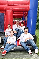 03 Sommerf RoteFunken 2025-08-30 03  Tour-Tag 30. August - Gleich vier Sommerfeste standen auf dem Programm. Begonnen haben wir im Süden Duisburgs, natürlich bei der KG Sonniger-Süden. Dort starteten wir auch endlich mit dem Verkauf unserer Pins. Das nächste Ziel lag in Meiderich, das „Garde-Grillen“ der Duisburger Prinzengarde. Ein kurzer Besuch beim Kinderfest der KG Rote Funken lag auf dem Weg in den Westen Duisburgs zur 1. KG Baerl. : DVPJ, Holger II, Kinderprinz Phil II., Prinzessin, Mia I., Prinzessin Mia I., HDK, Duisburg, Karneval, Helau, Tollität, Event, Session 2024, Session 2025, Hauptausschuss, Gemeinschaft, Hauptausschuss Karneval Duisburg, Duisburg ist echt