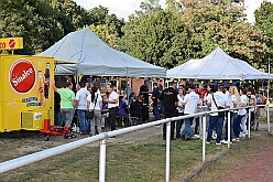 04 Sommerf KG Baerl 2025-08-30 02  Tour-Tag 30. August - Gleich vier Sommerfeste standen auf dem Programm. Begonnen haben wir im Süden Duisburgs, natürlich bei der KG Sonniger-Süden. Dort starteten wir auch endlich mit dem Verkauf unserer Pins. Das nächste Ziel lag in Meiderich, das „Garde-Grillen“ der Duisburger Prinzengarde. Ein kurzer Besuch beim Kinderfest der KG Rote Funken lag auf dem Weg in den Westen Duisburgs zur 1. KG Baerl. : DVPJ, Holger II, Kinderprinz Phil II., Prinzessin, Mia I., Prinzessin Mia I., HDK, Duisburg, Karneval, Helau, Tollität, Event, Session 2024, Session 2025, Hauptausschuss, Gemeinschaft, Hauptausschuss Karneval Duisburg, Duisburg ist echt